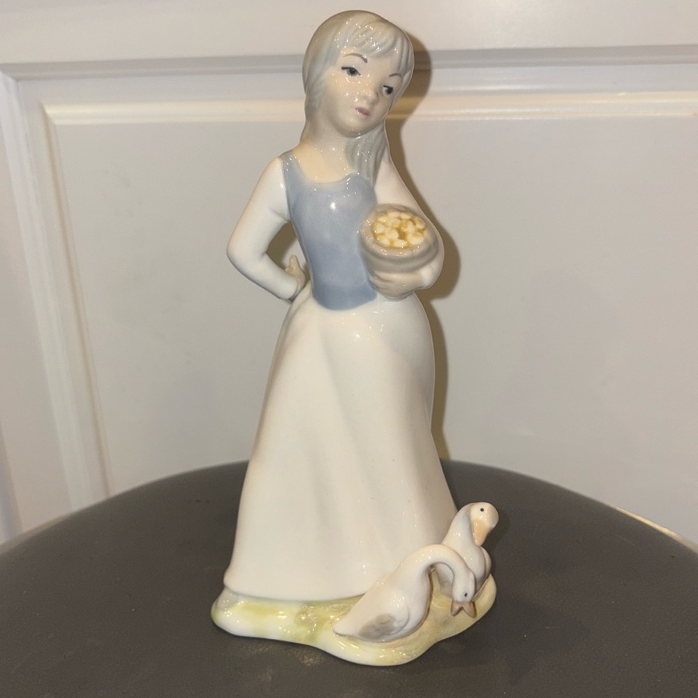 TENGRA SPAIN PORCELAIN FIGURINE GIRL WITH GEESE 8.25" TALL